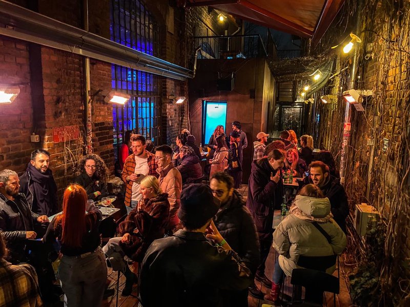 Expirat Halele Carol angajeaza ajutor barman si debarasator