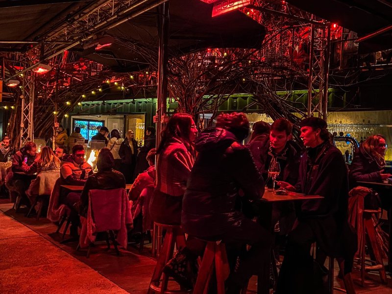 Expirat Halele Carol angajeaza ajutor barman si debarasator