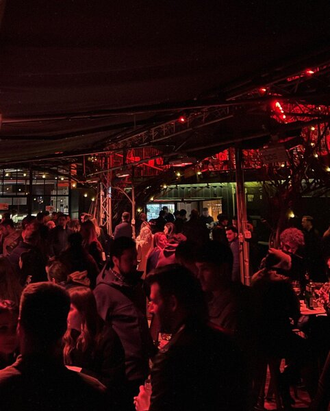 Expirat Halele Carol angajeaza ajutor barman si debarasator