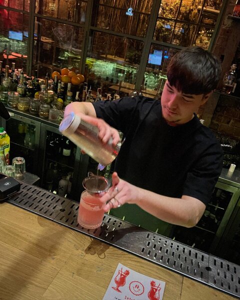 Expirat Halele Carol angajeaza ajutor barman si debarasator