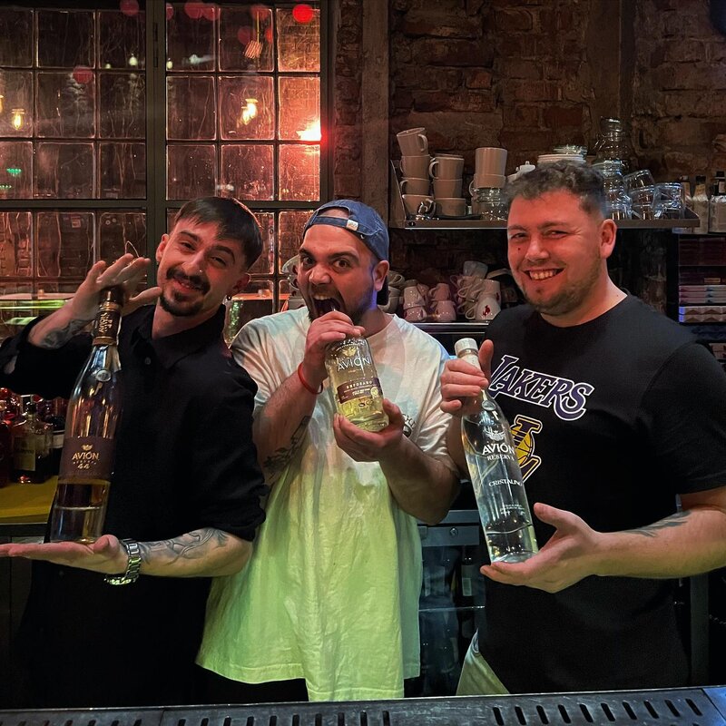 Expirat Halele Carol angajeaza ajutor barman si debarasator