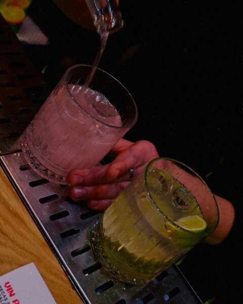 Expirat Halele Carol angajeaza ajutor barman si debarasator